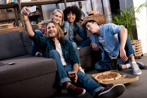 Amigos Multiculturales Tomando Selfie Sofá Casa — Foto de Stock