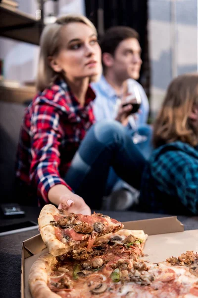 Pige Tager Stykke Pizza Mens Bruger Tid Sammen Med Venner - Stock-foto
