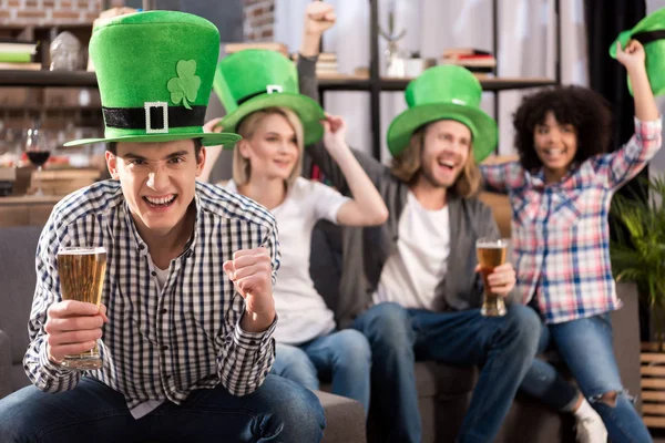 Amigos Multiculturales Felices Celebrando Día Patrick Con Cerveza Casa — Foto de stock gratis