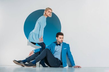 Mavi delik Grey yakınındaki poz güzel şık genç Çift