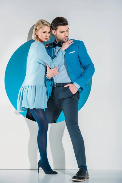 Giovane Coppia Alla Moda Che Esce Dal Buco Blu Sul — Foto Stock