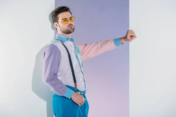 Guapo Joven Con Estilo Tirantes Gafas Inclinadas Abertura Gris —  Fotos de Stock