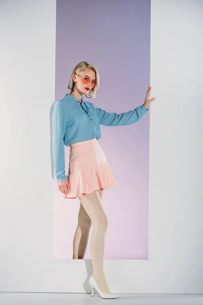 Bela Menina Loira Moda Posando Abertura Cinza — Fotografia de Stock