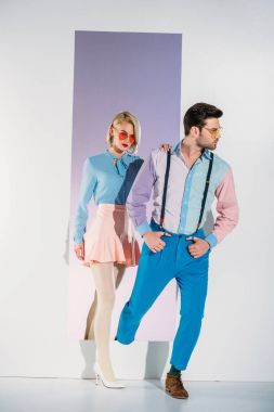 şık genç çift güneş gözlüğü gri açıklıktan adım 