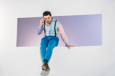 diyafram Grey içinde otururken ayar güneş gözlüğü yakışıklı genç adam