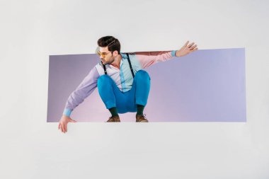 diyafram çömelmiş ve uzak gri görünümlü yakışıklı şık genç adam