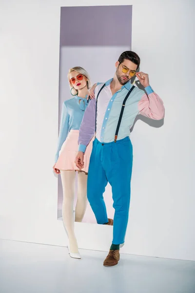 Elegante Pareja Joven Gafas Sol Caminando Través Abertura Gris — Foto de Stock