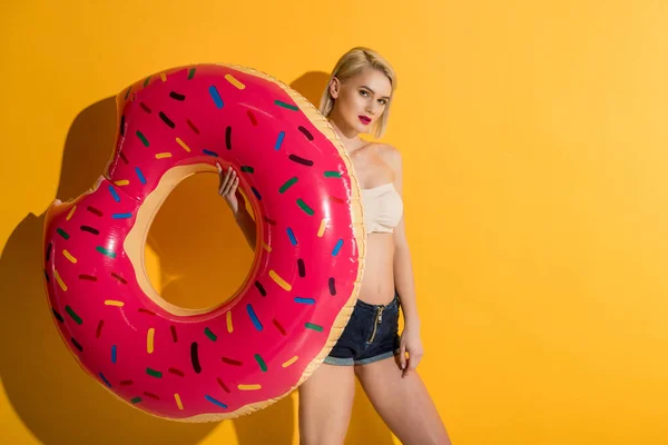 Vacker Ung Blond Kvinna Jeansshorts Och Topp Fast Float Ringen — Stockfoto
