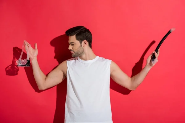 Joven Guapo Sosteniendo Máscara Snorkel Mirando Hacia Otro Lado Rosa — Foto de stock gratis