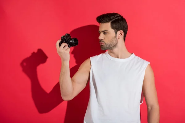 Bel Giovane Uomo Che Tiene Fotocamera Sul Rosa — Foto stock gratuita