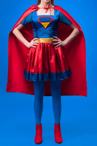 Mavi Izole Kadın Süper Kahraman Kostümü Ayakta Akimbo Kısmi Görünümünü — Stok fotoğraf