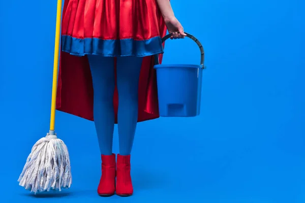 Teilansicht Einer Frau Superheldenkostüm Mit Wischmopp Und Eimer Zum Putzen — kostenloses Stockfoto