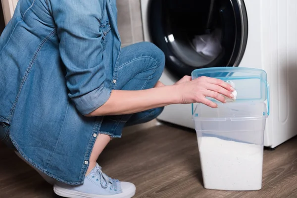 Bijgesneden Schot Van Huisvrouw Doen Wasserij Thuis — Stockfoto