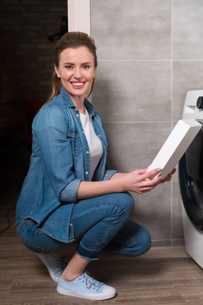 Sonriente Ama Casa Con Lavado Polvo Las Manos Haciendo Ropa — Foto de stock gratis