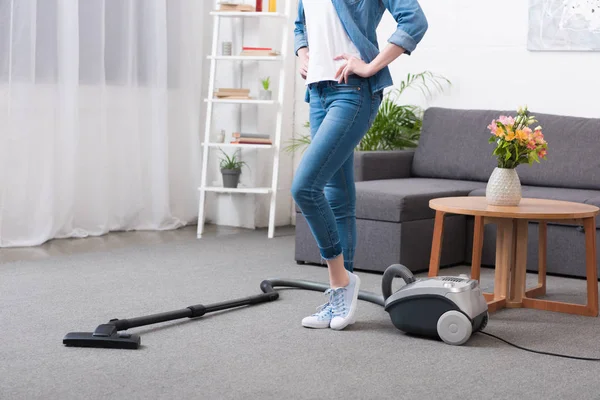 Partial View Woman Standing Akimbo Room Wit Vacuum Cleaner — Stock Photo, Image