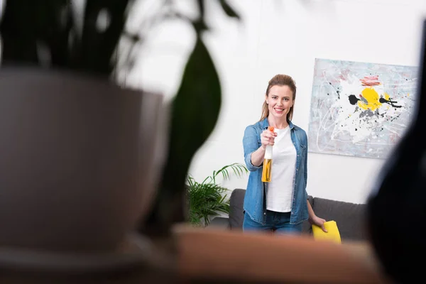 Selective Focus Smiling Woman Rag Detergent Home — Free Stock Photo