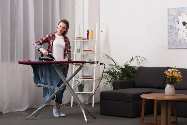 Mujer Atractiva Planchando Ropa Casa — Foto de Stock