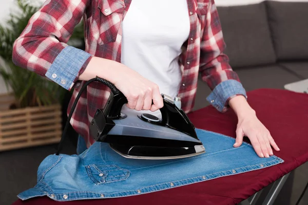 Vista Parziale Donna Stiratura Vestiti Casa — Foto Stock