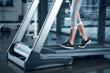 spor salonunda koşu bandı üzerinde çalışan sporcumuz kadeh kırpılmış