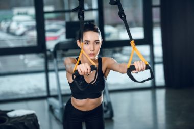 çekici süspansiyon askıları vasıl jimnastik salonu ile çalışan kadın uygun