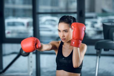 genç kadın boksör eldiven ısı spor salonunda yapma