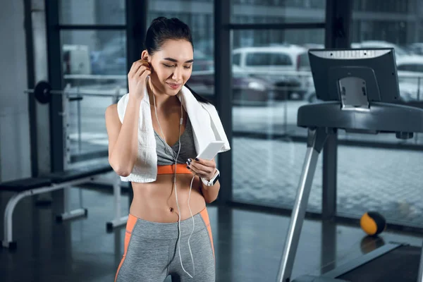 Young Athletic Woman Listening Music Earphones Gym — Stock Photo, Image