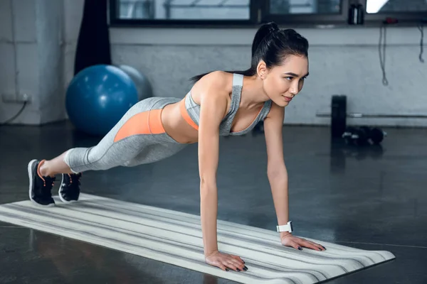 Jeune Femme Athlétique Faisant Planche Sur Tapis Yoga Salle Gym — Photo
