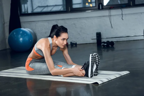 Joven Deportivo Mujer Haciendo Adelante Curva Yoga Mat Gimnasio — Foto de Stock