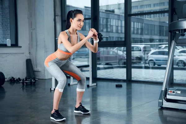 Jovem Mulher Esportiva Fazendo Agachamentos Ginásio — Fotografia de Stock