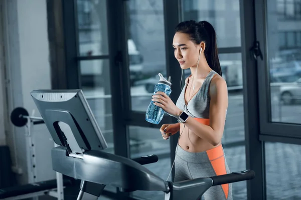 Young Athletic Sportswoman Drinking Water While Jogging Treadmill Gym — Stock Photo, Image