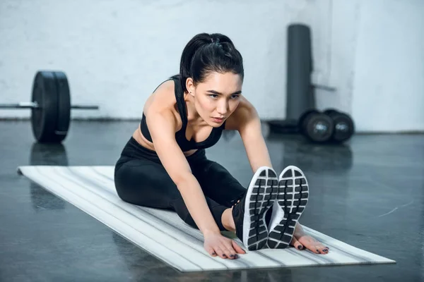 Jonge Sportieve Vrouw Doen Forward Bend Yoga Mat Sportschool — Stockfoto