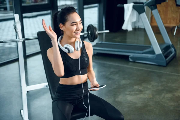 Young Fit Woman Relaxing Gym Smartphone Waving Someone — Stock Photo, Image