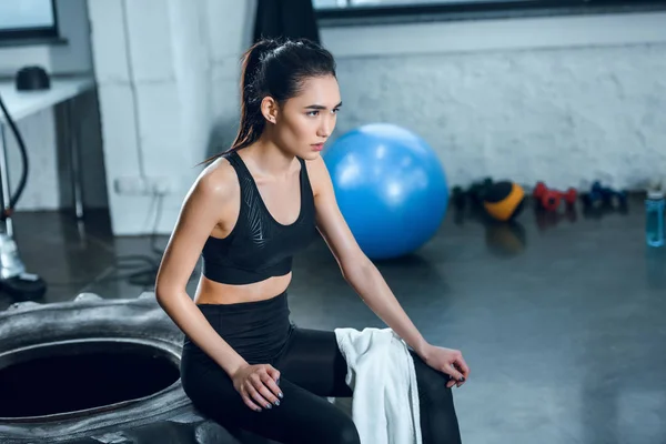 年轻运动的妇女放松健身轮训练后 在健身房 — 免费的图库照片