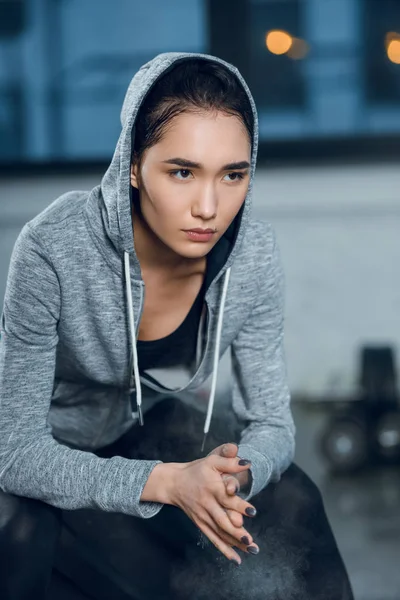 Ung Passar Kvinnan Klappar Händerna Med Talk Innan Träningspass Gym — Stockfoto