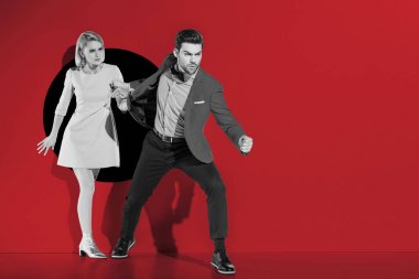 kızgın erkek moda kız diyafram aracılığıyla ile kırmızı üzerinde gidiş