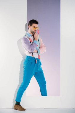 Satılık ile şık giysiler içinde yakışıklı adam ayakta beyaz çerçeve etiketleri