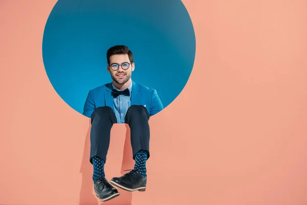 Lächelnder Gutaussehender Mann Modischer Kleidung Sitzt Rundem Rahmen Auf Beige — Stockfoto