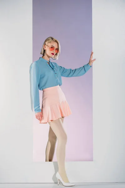 Attraktive Mädchen Trendigen Klamotten Stehen Rahmen Auf Weiß — kostenloses Stockfoto