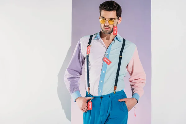 Pohledný Muž Stylovém Oblečení Prodejem Značky Stálé Izolované Bílém — Stock fotografie zdarma