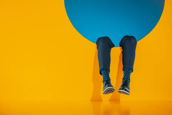 Обрезанное Изображение Мужских Ног Оранжевой Круглой Диафрагме — стоковое фото