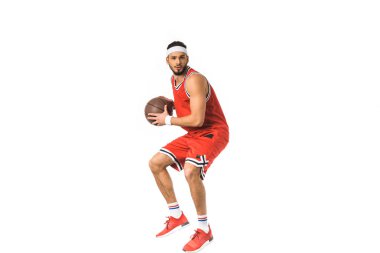 genç sporcu üzerinde beyaz izole basketbol oynarken