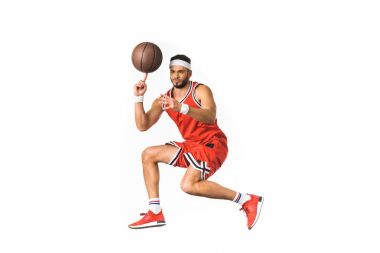 Genç basketbol oyuncu dönen topa parmak üzerinde beyaz izole
