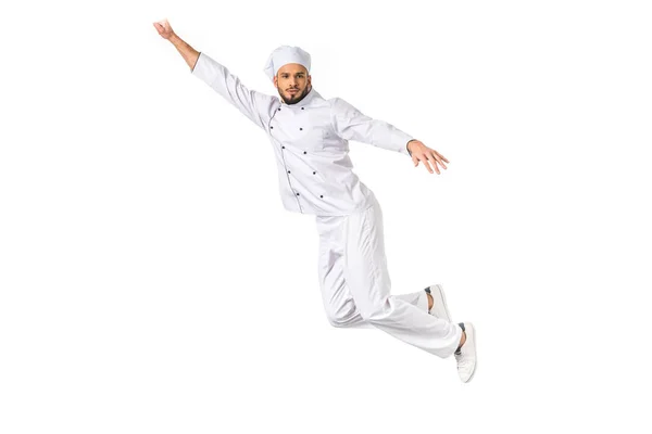 Joven Chef Masculino Con Mano Levantada Volando Mirando Cámara Aislada — Foto de Stock