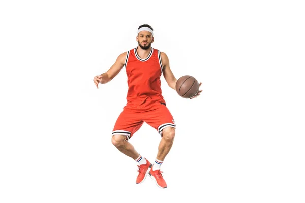 Guapo Joven Jugador Baloncesto Saltando Con Pelota Mirando Cámara Aislada —  Fotos de Stock