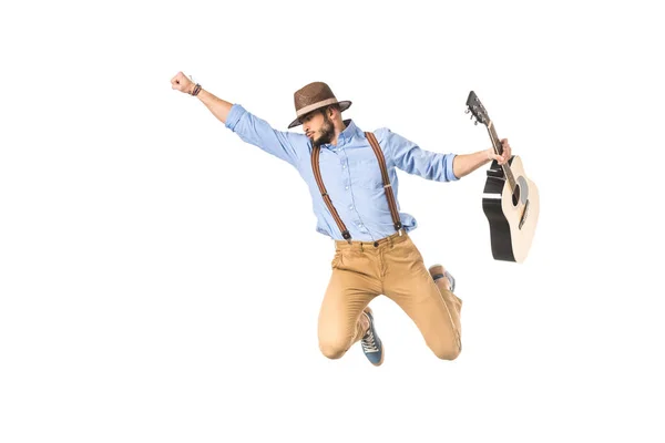 Jovem Músico Chapéu Segurando Guitarra Voando Com Mão Levantada Isolada — Fotografia de Stock
