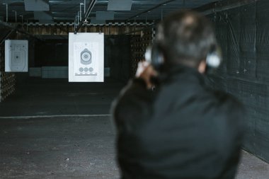 hedef aralığı çekim silah nişan adamın arka görünüm