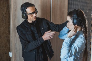 aralığı çekim muffs kulak giyen kadın müşteri