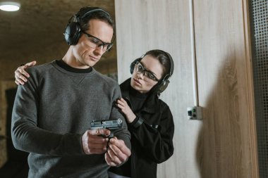 istemci aralığı çekim silahlı standı yardımcı eğitmen