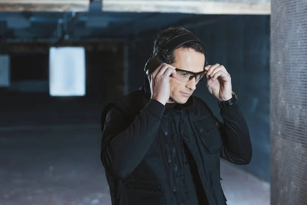 Hombre Guapo Con Gafas Seguridad Campo Tiro — Foto de Stock