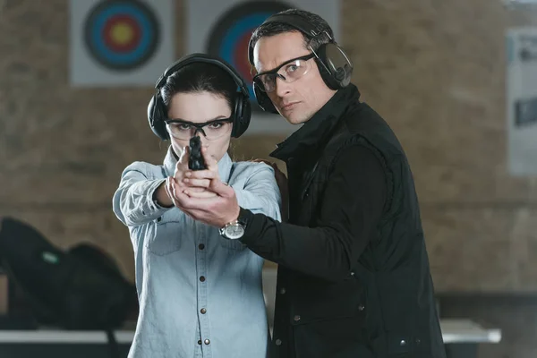 Female Customer Aiming Gun Camera Shooting Gallery — Stock Photo, Image